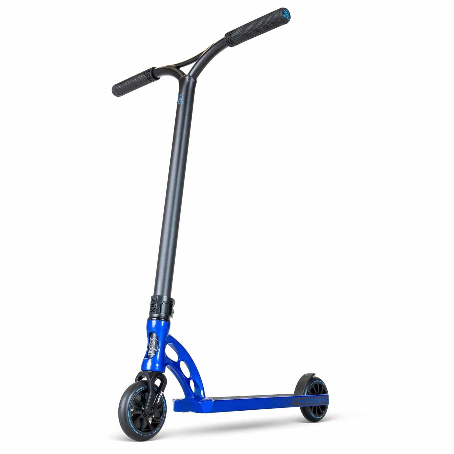 The MGP VX Origin III 450 Stunt Scooter by Madd Gear boasts lightweight aluminum T-shaped handlebars and a sturdy deck. Its sleek design includes a steel blue front fork and base, ideal for tricks, with two small wheels perfect for stunts.