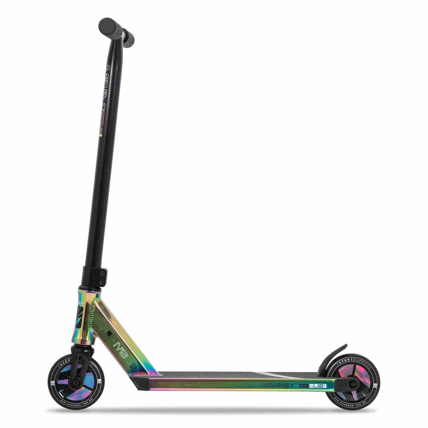 Feel the excitement of skatepark action with the Invert Supreme Journey 1+ Mini Jamie Hull Stunt Scooter - Oil Slick, showcasing high tensile steel bars and a sleek black handlebar. Its small wheels complement an iridescent finish, creating a striking appearance while delivering outstanding performance for impressive tricks.