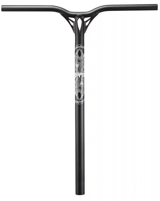 The Blunt Envy Reaper V3 XL aluminium SCS stunt scooter bars in black are designed with a T-shaped layout and feature decorative graphics at the center. These sturdy aluminium handlebars, measuring 720mm x 580mm, have a smooth finish that appeals to avid riders.